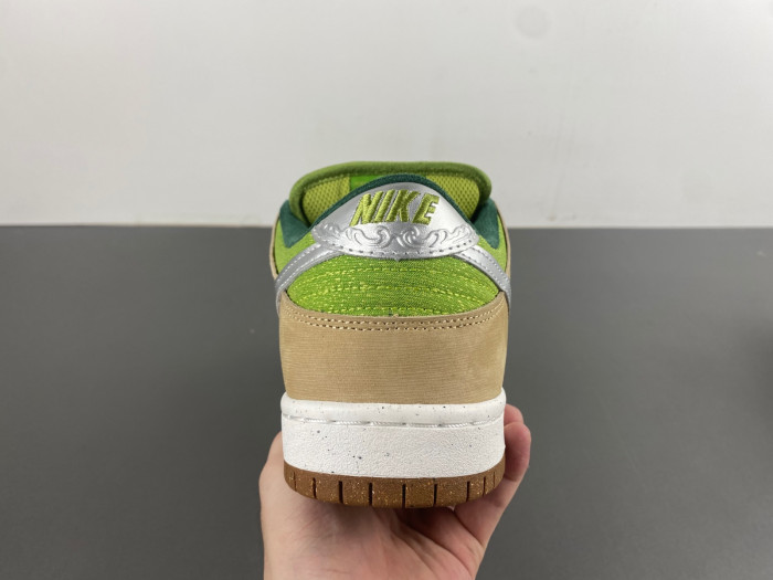 Nike SB Dunk Low “Escargot”  FQ7585-200