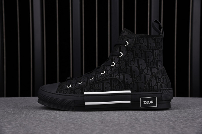 D10R B23 Oblique High Top Sneaker